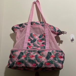 Cooler beach bag! Does not leak, only used once.